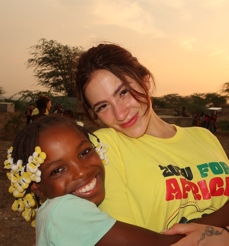 Nath abraçada com criança